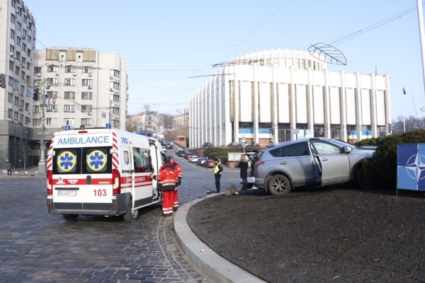 В центре Киева девушка на Toyota протаранила Uber и вылетела на клумбу: есть пострадавший