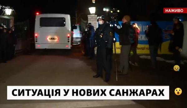 В медцентр "Новые Санжары" приехали автобусы с эвакуированными из Уханя украинцами