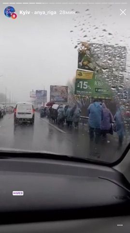 Киев с утра заметает снегом: город стоит в пробках, а таксисты в три раза подняли цены