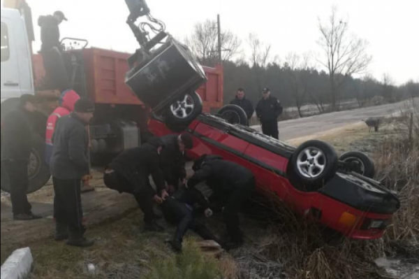 Во Львовской области в водоеме утонула машина с 4 молодыми мужчинами