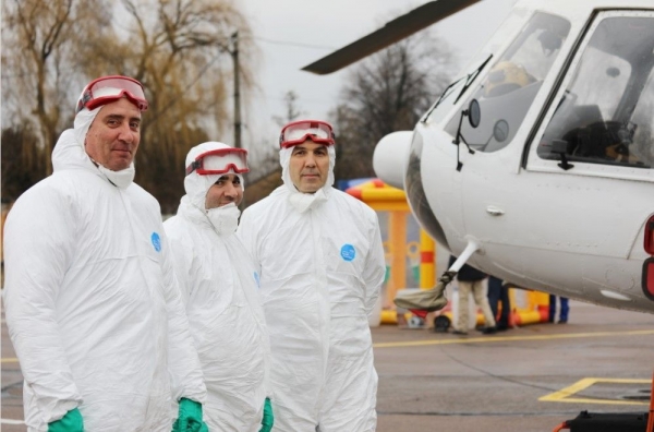 Спасатели показали спецвертолет для перевозки больных коронавирусом