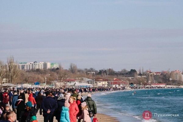 Аншлаг у моря: на выходных в Одессе было по-летнему людно и тепло