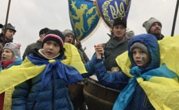 Цепь единения: киевляне объединили берега Днепра в честь Дня соборности