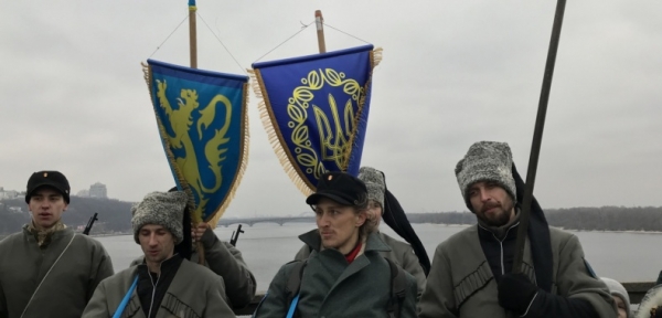 Цепь единения: киевляне объединили берега Днепра в честь Дня соборности