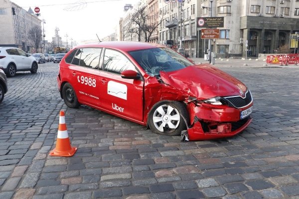 В центре Киева девушка на Toyota протаранила Uber и вылетела на клумбу: есть пострадавший