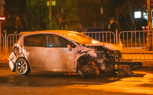 В Киеве BMW столкнулся с Nissan и отлетел в остановку с людьми
