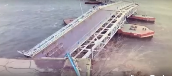 В Николаеве из-за сильного ветра обрушилась часть пешеходного моста через Ингул