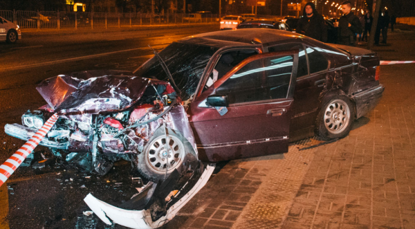 В Киеве BMW столкнулся с Nissan и отлетел в остановку с людьми