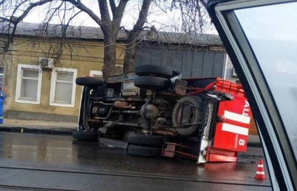В Одессе перевернулась пожарная машина и заблокировала дорогу