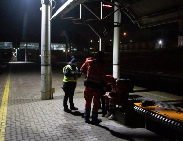 В Киеве на "Караваевых дачах" мужчину сбил проезжающий поезд