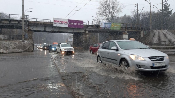 Из-за дождя и прорыва трубы в Киев возле метро "Сырец" образовался потоп