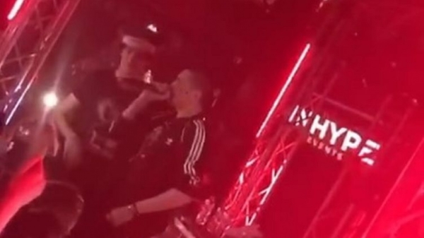 Дубинский обнародовал видео на котором якобы сын Порошенко на концерте называет себя русским