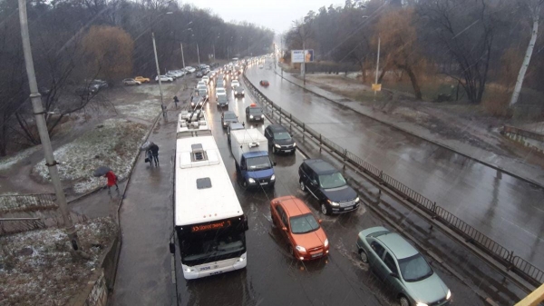 Из-за дождя и прорыва трубы в Киев возле метро "Сырец" образовался потоп