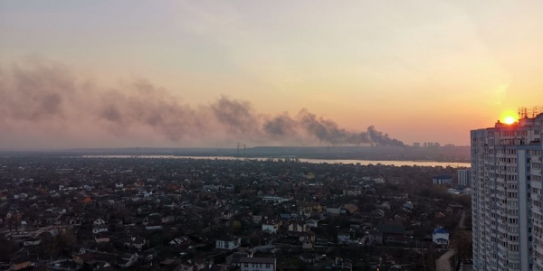 В Голосеевском районе горят склады. Столб дыма виден на другом берегу Киева