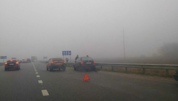 Из-за тумана под Киевом столкнулись больше 10 автомобилей
