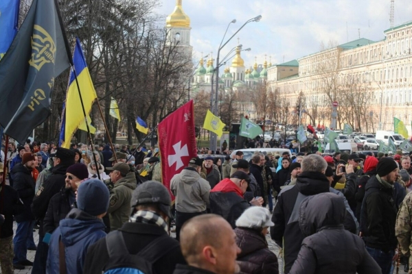 В центре Киева митингуют добровольцы: прямая трансляция
