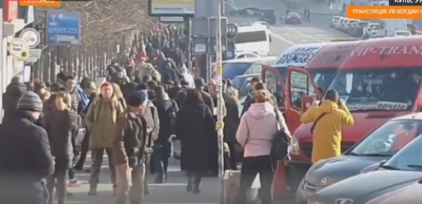 На вокзале толпы людей пытаются сдать билеты и попасть домой: что происходит в Киеве