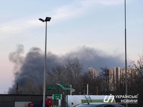 В Голосеевском районе горят склады. Столб дыма виден на другом берегу Киева