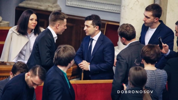 Зеленский подошел к депутату "Евросолидарности" и попросил не переходить на личности