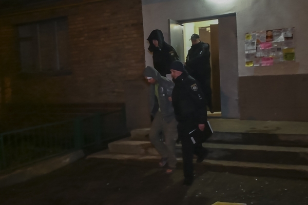 В центре Киева мужчина разгромил подъезд и грозил взорвать гранату: дом штурмовал спецназ