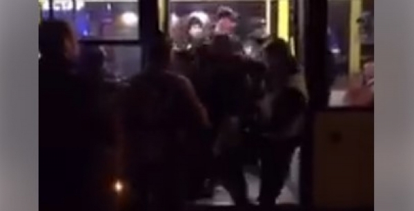 Видео дня: в Харькове полиция выкидывает силой из троллейбуса "лишних" пассажиров