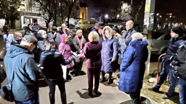 Соседи заболевшего коронавирусом в Черновцах украинца под подъездом требуют изолировать его жену в больнице