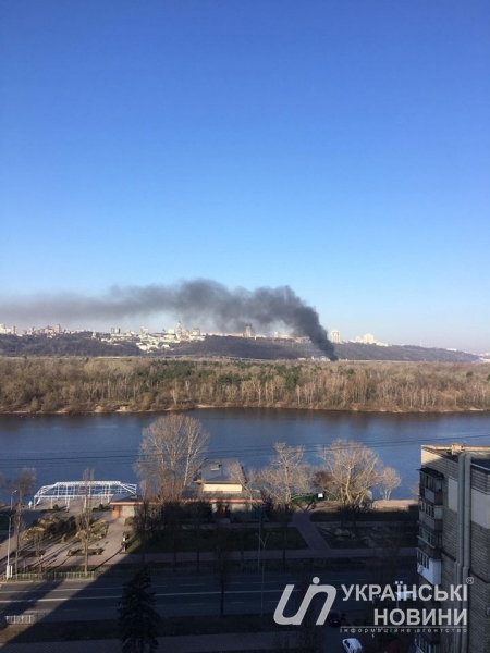 В Киеве произошел пожар. Возле Днепра виднелись клубы черного дыма