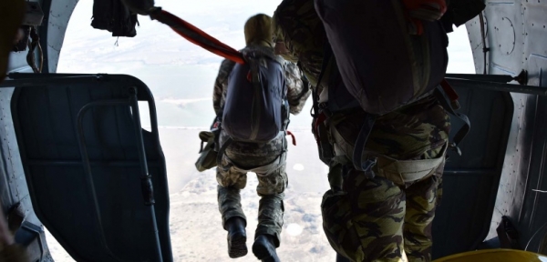 Учения по воздушно-десантной подготовке: спецназовцы утроили диверсию в тылу "противника"
