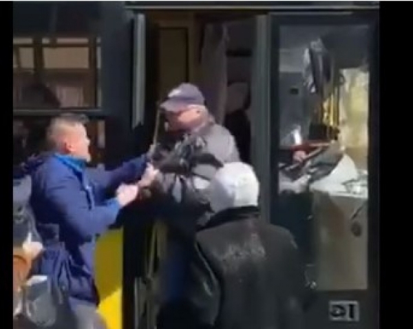 В Киеве пассажир выбросил кондуктора из троллейбуса с криками "Иди нах@й, ты десятый"