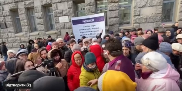 Видео дня: в Харькове пенсионеры подрались за маски