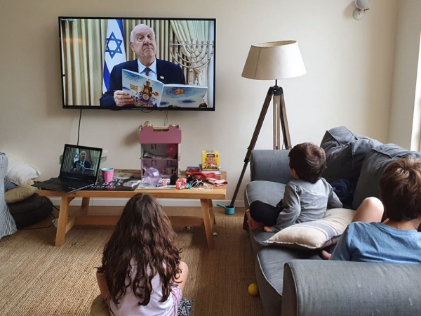 Президент Израиля помогает родителям отдохнуть во время карантина, читая сказки онлайн детям