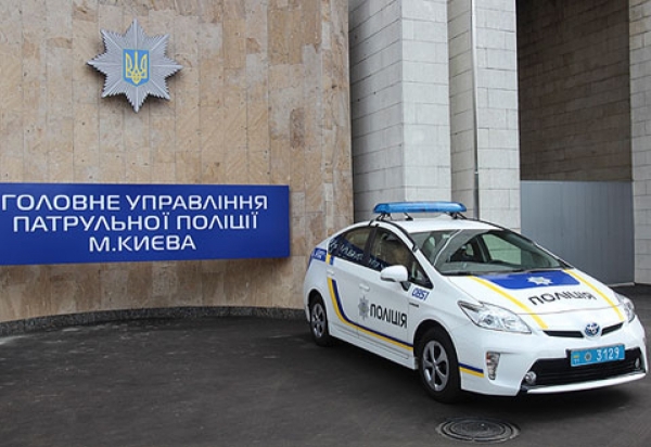 Отказала в ухаживании: в Киеве в маршрутке мужчина избил полицейскую