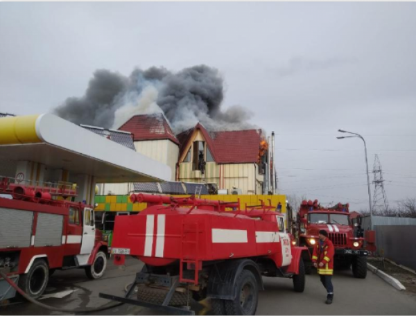 Под Киевом в Чабанах загорелся гостинично-ресторанный комплекс