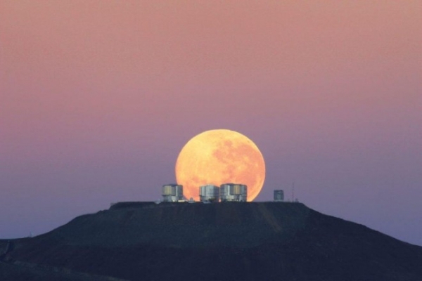 Сегодня ночью взойдет "Розовая луна": когда на небе будет видно уникальное Суперлуние