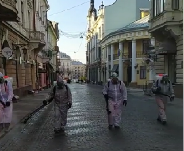 Видео дня:  В Черновцах "пришельцы" в скафандрах дезинфицируют улицы
