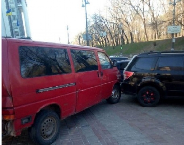 В Киеве возле Кабмина пьяный водитель протаранил три автомобиля