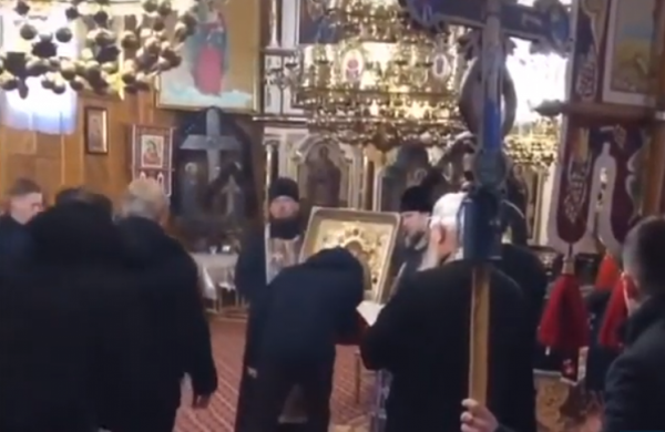 В разгар пандемии на Буковине верующие массово целовали икону