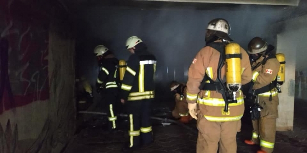 Из-за сильного пожара центр Киева остался без света и связи. Столицу окутал дым