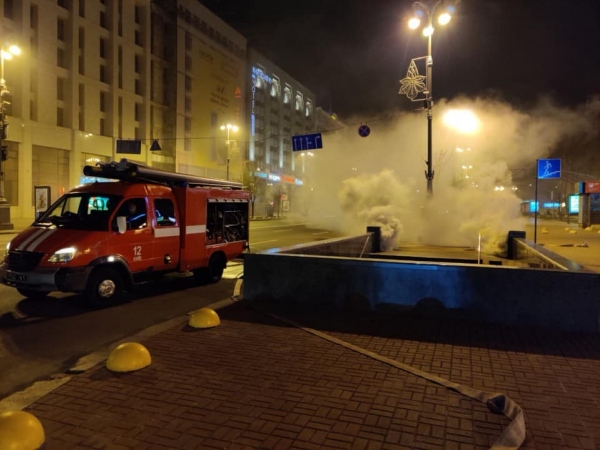 Из-за сильного пожара центр Киева остался без света и связи. Столицу окутал дым