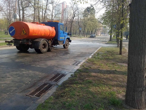В Киеве из-за задымления увеличат количество техники для мытья улиц