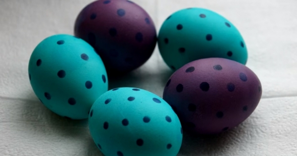 Пасхальный дектор: как сделать "веснущатые" яйца к празднику