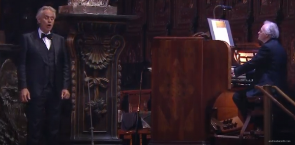 Андреа Бочелли дает концерт в пустом Миланском соборе. Прямая трансляция