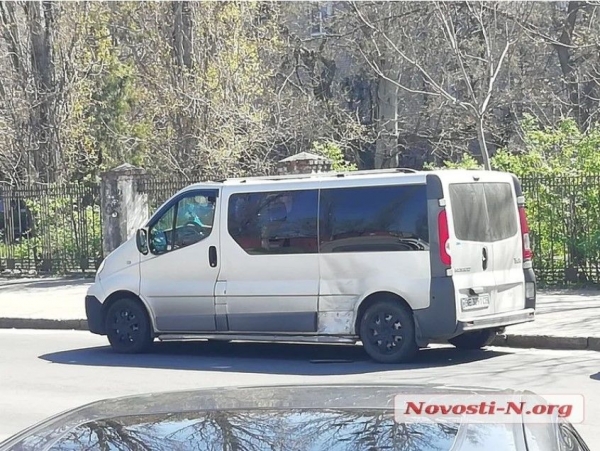 Автомобиль главного санврача Ляшко врезался в микроавтобус журналистов в Николаеве