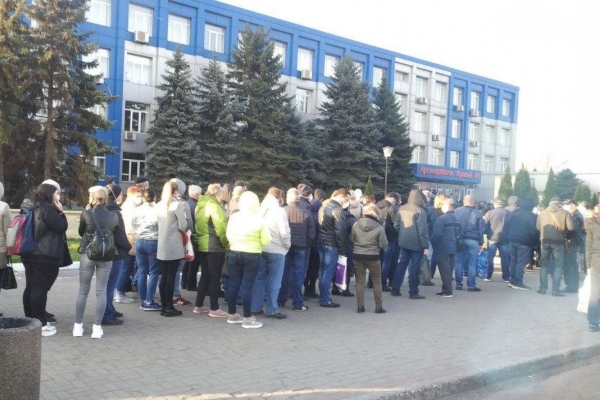 В Кривом Роге тысячи людей стоят в очереди за спецпропуском в транспорт, несмотря на карантин
