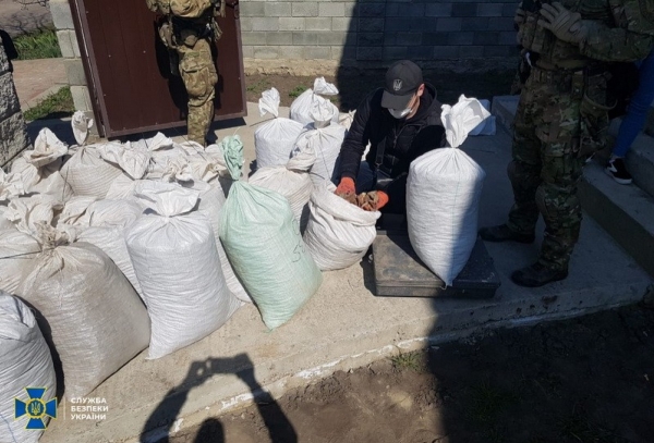 СБУ нашла 600 кг янтаря у возможных заказчиков убийства активиста